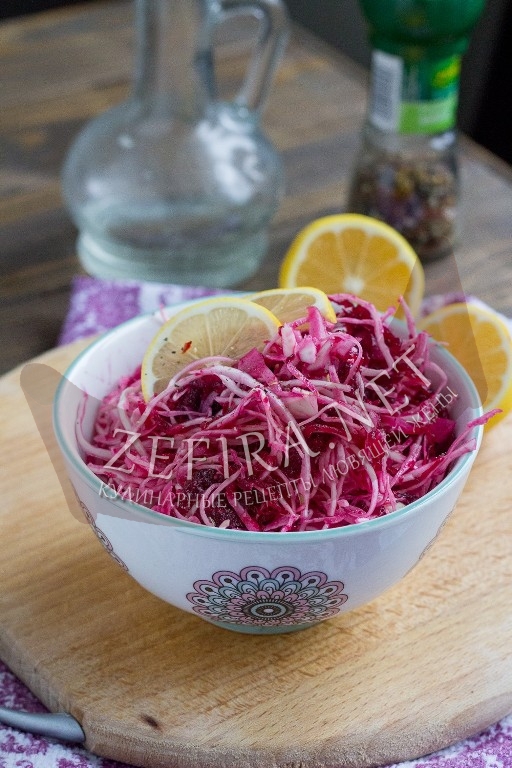Рецепт диетического салата из капусты со свеклой с фото