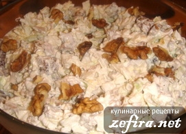 Рецепт вкусного салата из курицы с орехами и гренками
