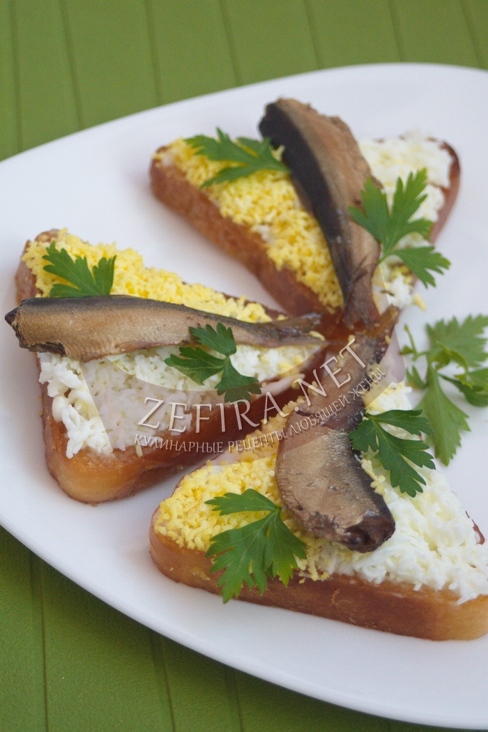 Очень вкусные бутерброды со шпротами и яйцом - рецепт и фото