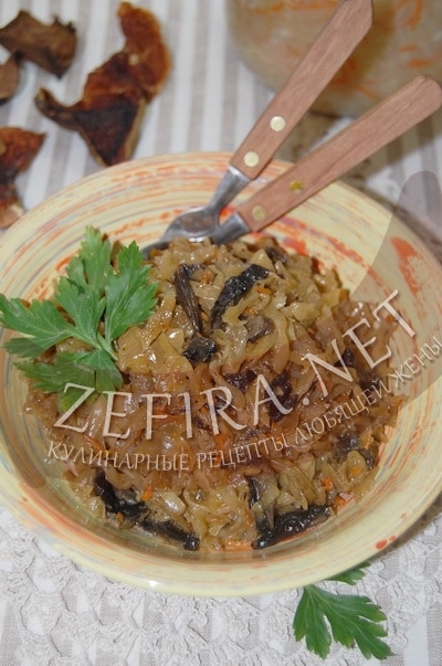 Тушеная квашеная и свежая капуста с сушеными грибами - рецепт и фото