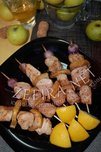 Шашлычки из куриного филе с яблоком в духовке - рецепт и фото