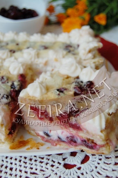 Пирог с вишней из слоеного теста - рецепт и фото