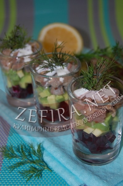 Салат из свеклы с авокадо и маринованной сельдью - рецепт и фото