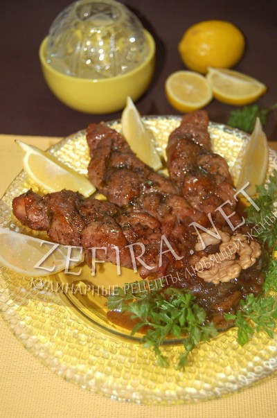 Мясные косички с карамелизированным луком и грецкими орехами - рецепт и фото