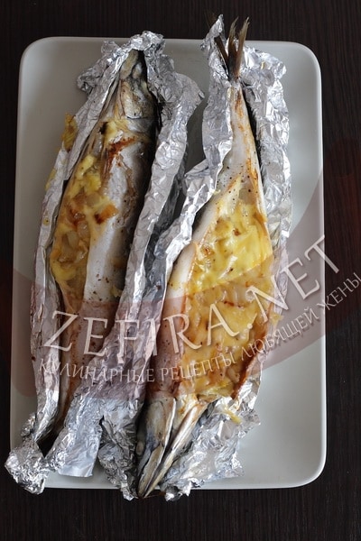 Скумбрия, запеченная в фольге с сыром и луком - рецепт и фото