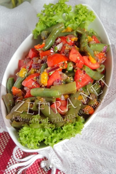 Салат с запеченным перцем, стручковой фасоль, томатами и луком - рецепт и фото