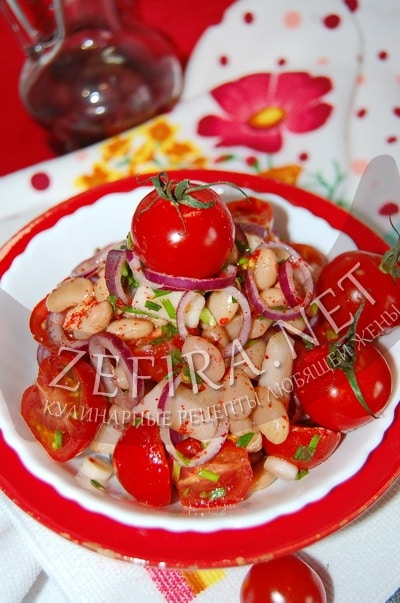 Салат из консервированной фасоли с помидорами черри, красным луком и яблоком - рецепт и фото