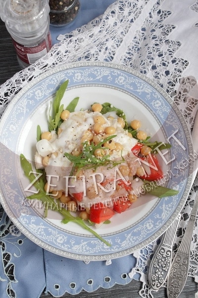 Салат с нутом, курицей и йогуртной заправкой - рецепт и фото