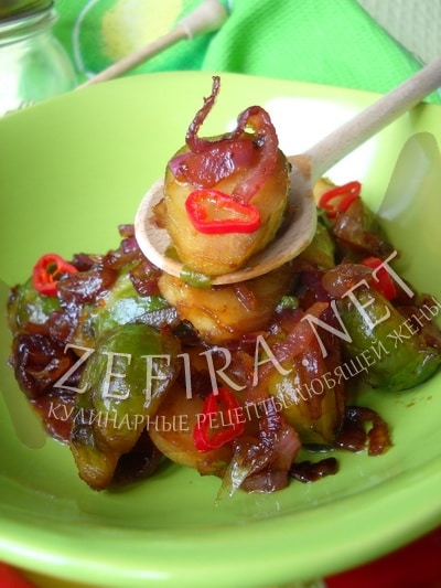 Брюссельская капуста с карамелизированным красным луком и перцем чили - рецепт и фото