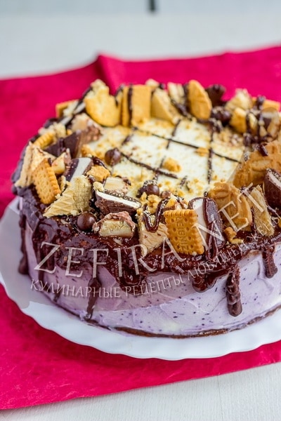 Шоколадный торт с пралине из черники и воздушным кремом -  рецепт и фото