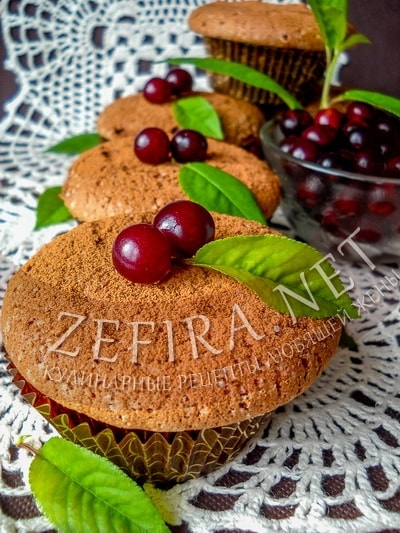Шоколадные бисквитные кексы с вишней - рецепт и фото