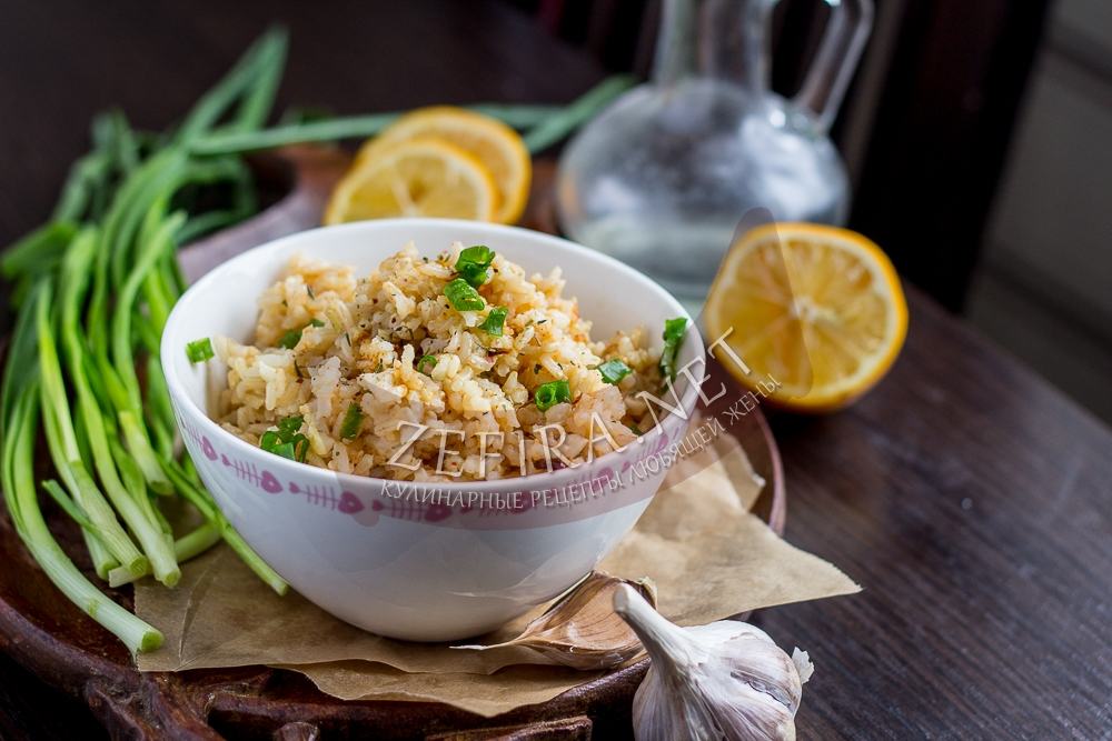 Жареный рис с чесноком на сковороде - рецепт и фото
