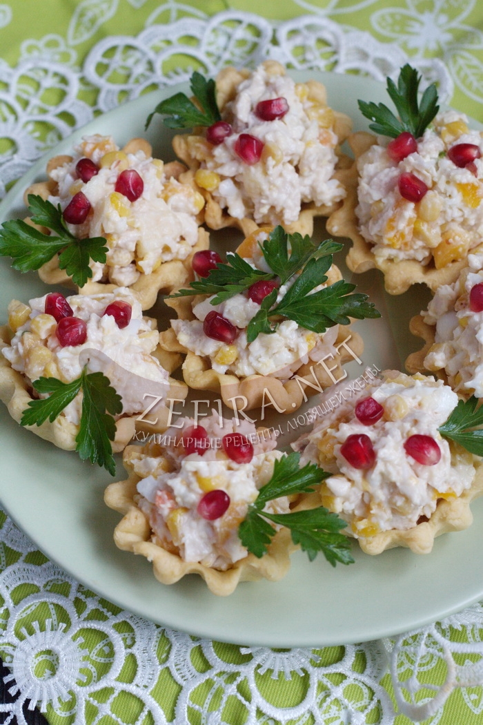 Салат из курицы с кукурузой в тарталетках - рецепт и фото