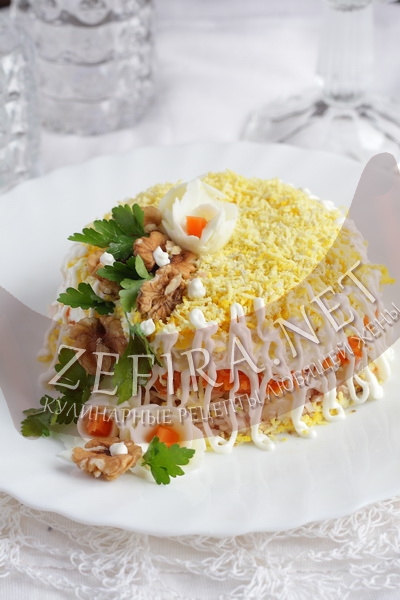 Салат с курицей, яйцом и грецкими орехами «Королевский»