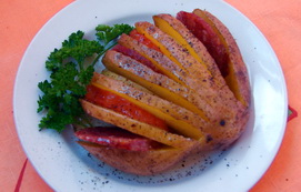Картофельный веер с овощами и колбасой в фольге