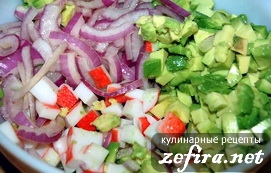Нарезка ингредиентов салата с крабовыми палочками и авокадо