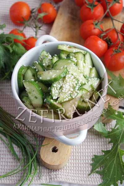 Пикантный салат со свежими огурцами - рецепт и фото