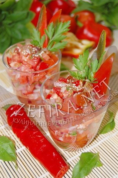Острый салат из помидоров и болгарского перца - рецепт и фото