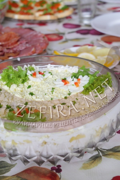 Рыбный салат из минтая с яйцами - рецепт и фото