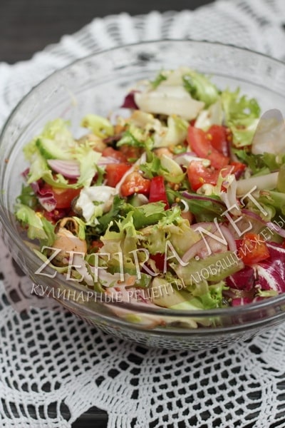 Овощной салат с замороженными или консервированными мидиями - рецепт и фото
