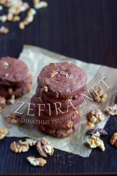 Шоколаднйо печенье с орехами и добавлением ириса
