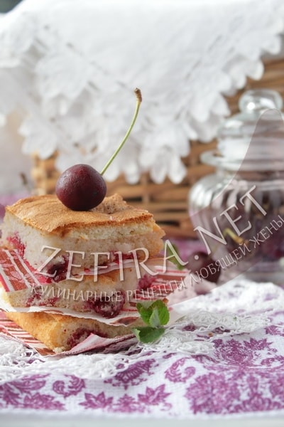 Бисквитный пирог с вишней - рецепт и фото