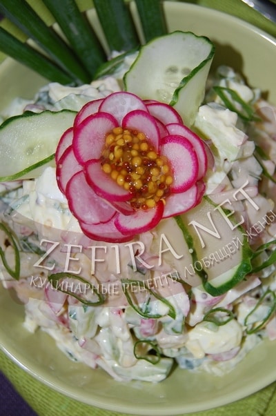 Салат из редиса и огурцов с яйцом и курицей - рецепт и фото