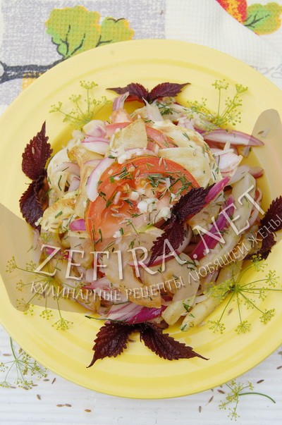 Салат из жареных кабачков с маринованным луком - рецепт и фото