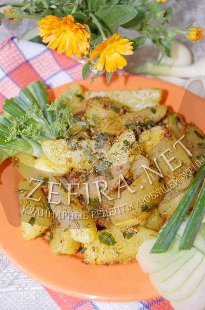 Жаренный в масле картофель с луком, зеленью и горчицей - рецепт и фото