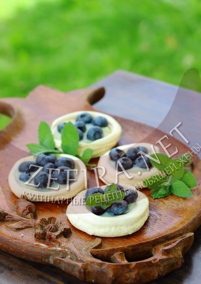 Белковое пирожное с заварным кремом и ягодами - рецепт и фото