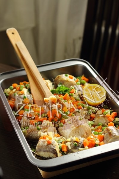 Хек, запеченный в духовке с овощами - рецепт и фото