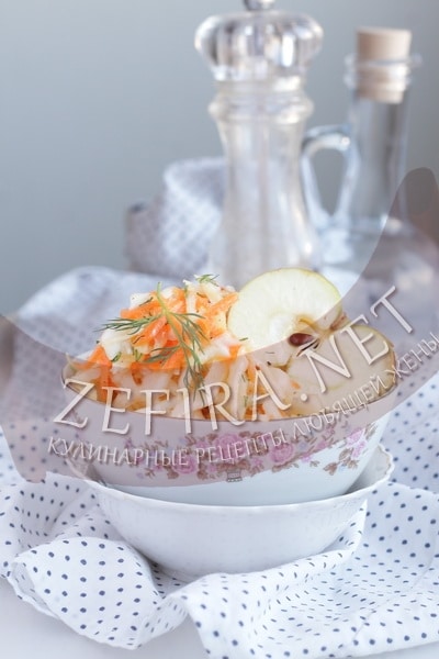Салат из капусты с морковью и яблоком - рецепт и фото