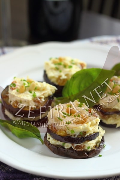 Закуска из баклажанов с сыром, чесноком и изюмом - рецепт и фото