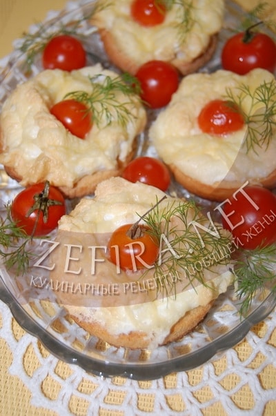 Горячие бутерброды в духовке с помидорами - рецепт и фото