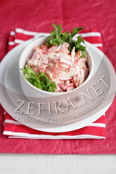 Салат с крабовыми палочками, помидорами и чесноком - рецепт и фото