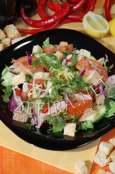 Овощной салат с курицей, перцем чили и хрустящими сухариками - рецепт и фото