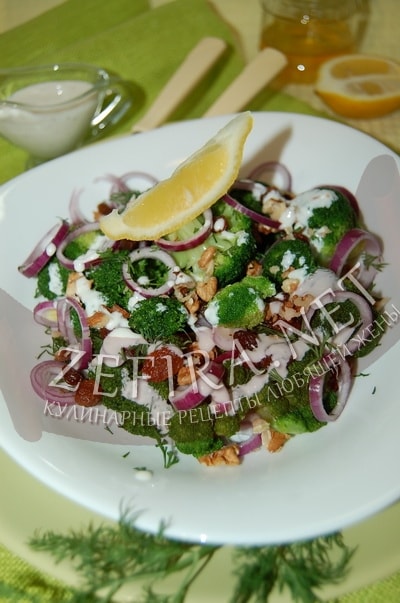 Салат из брокколи с луком и орехами - рецепт и фото