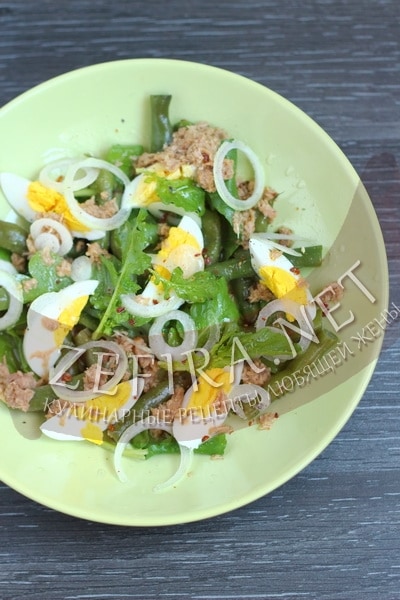 salat-iz-konservirovannogo-tunca-s-jajcom-i-struchkovoj-fasolju