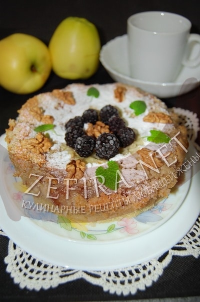 Пирог с яблоками, ежевикой и орехами - рецепт и фото