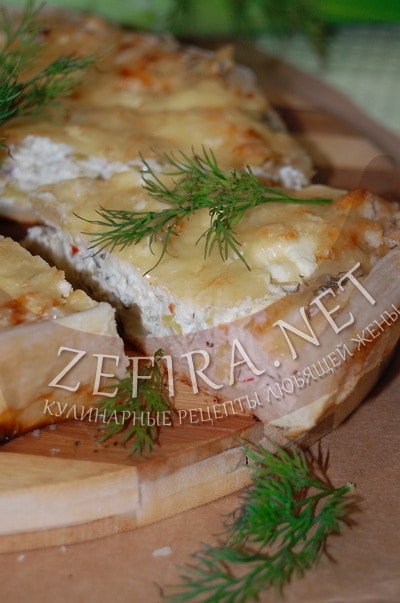 Открытый слоеный пирог с сыром и луком - рецепт и фото
