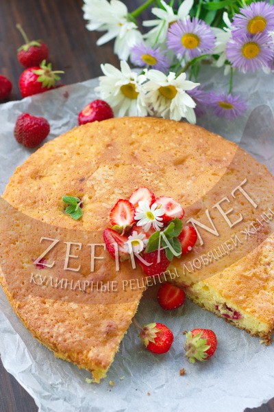 Сметанный пирог с клубникой - рецепт и фото