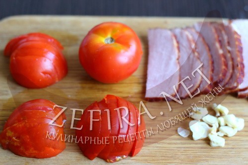 Веер из баклажан с помидорами, сыром и ветчиной в духовке - шаг 3 пошагового приготовления