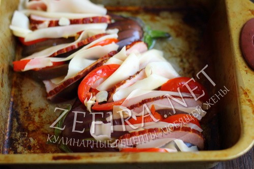Веер из баклажан с помидорами, сыром и ветчиной в духовке - шаг 5 пошагового приготовления