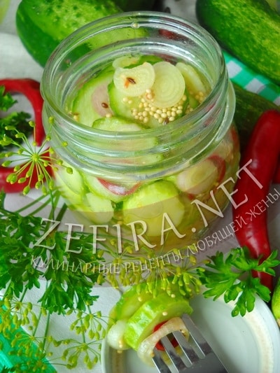 Зимний салат из огурцов с луком и перцем чили - рецепт и фото