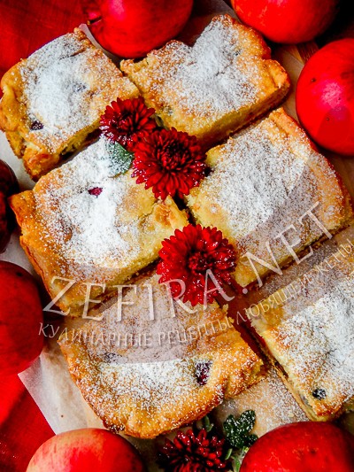 Воздушный яблочный пирог с ягодами - рецепт и фото