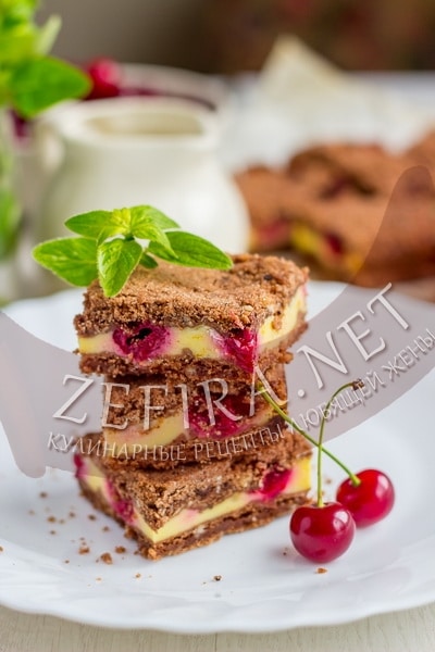 Вкусный шоколадный насыпной пирог с вишней - рецепт и фото