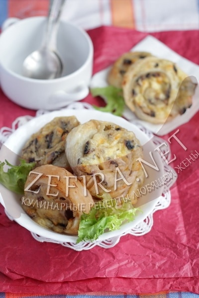 Слоеные пирожки с картошкой, грибами и сыром - рецепт и фото