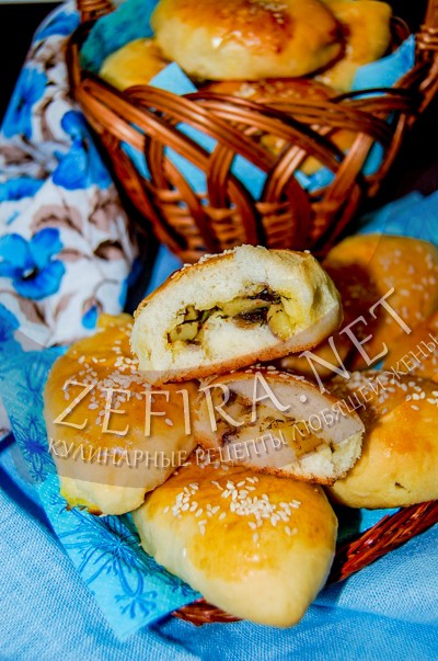 Дрожжевые пирожки с картошкой и грибами в духовке - рецепт и фото