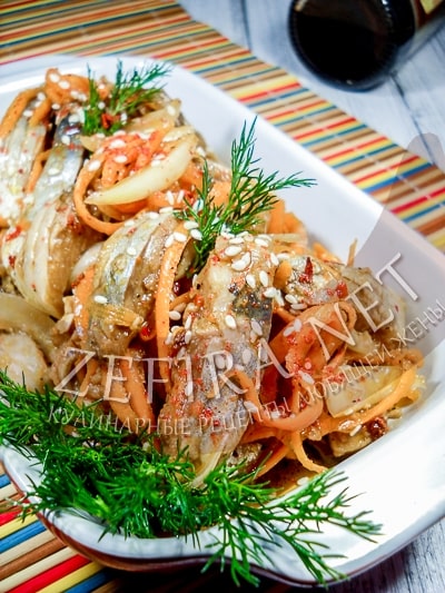 Селедка, маринованная с морковью и луком - рецепт с фото