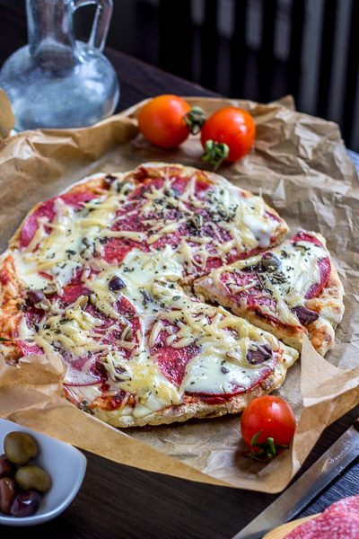 Быстрая пицца на сковороде на кефире - рецепт и фото